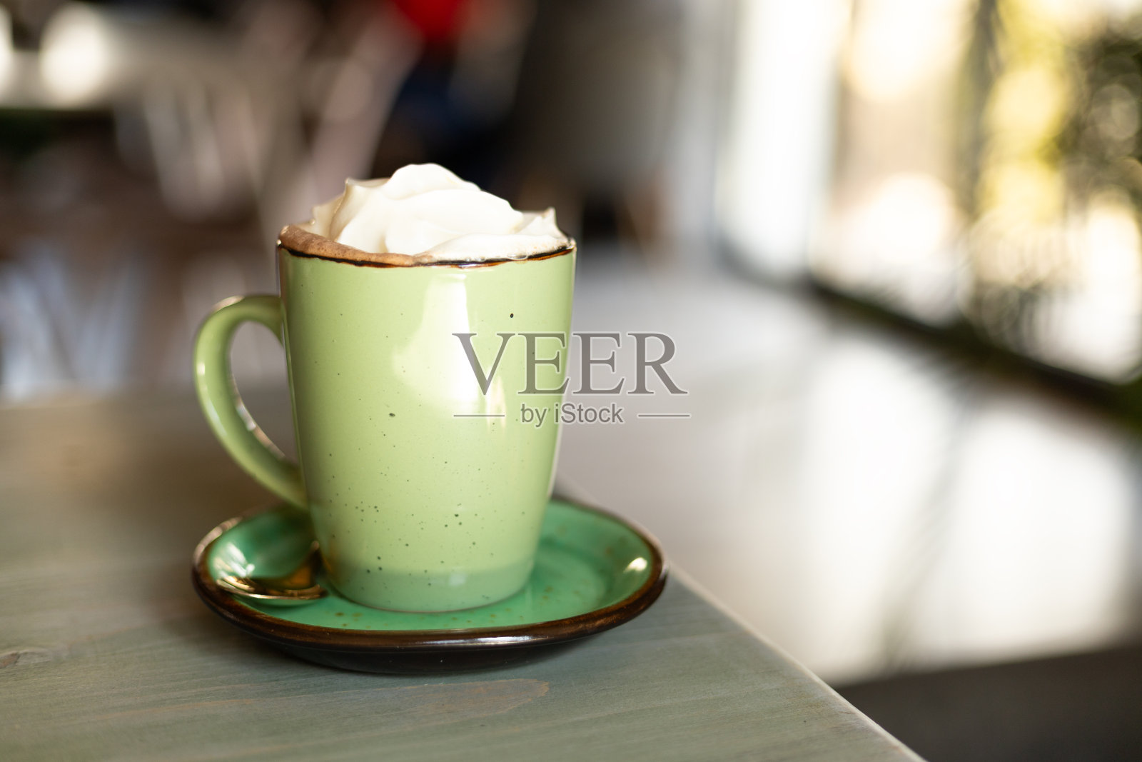 用绿色杯子装可可，加鲜奶油照片摄影图片