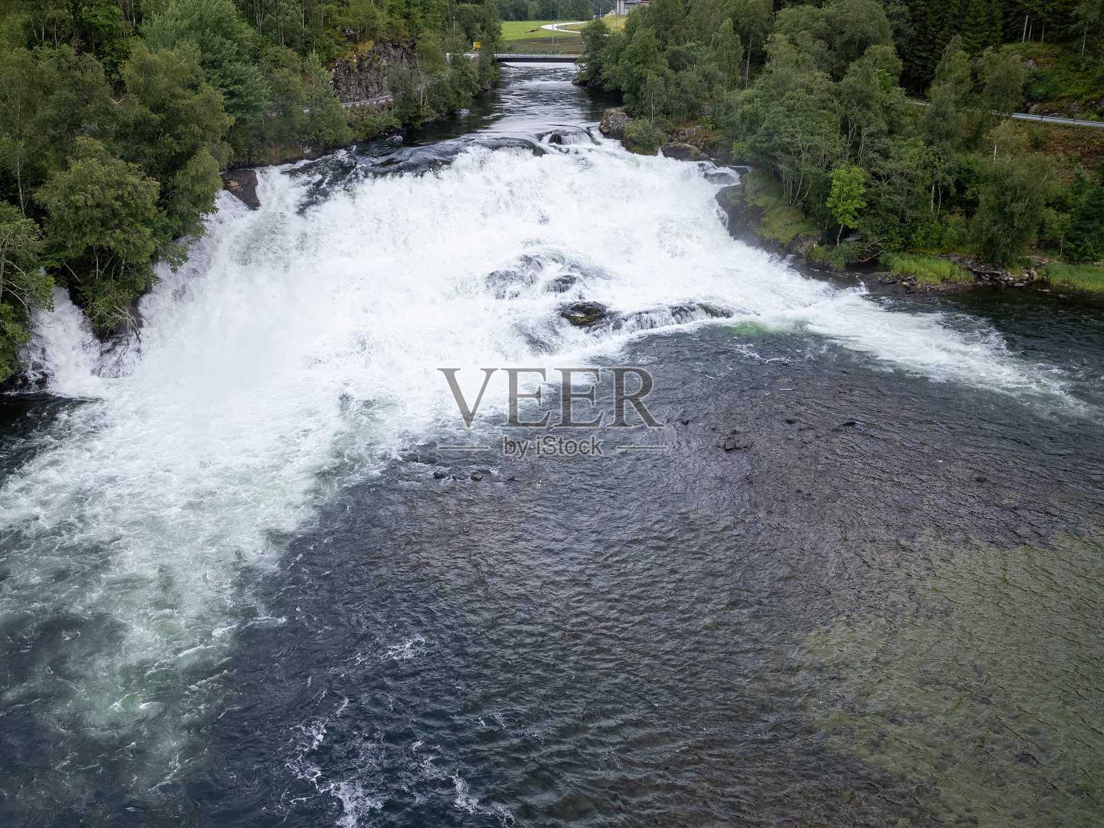 挪威典型的小瀑布和山脉照片摄影图片