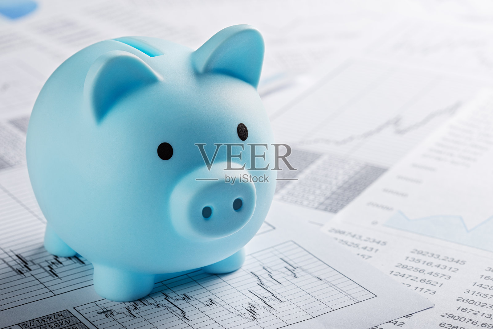 钱箱为金钱背景文件和财务图表。投资和资本积累的概念照片摄影图片