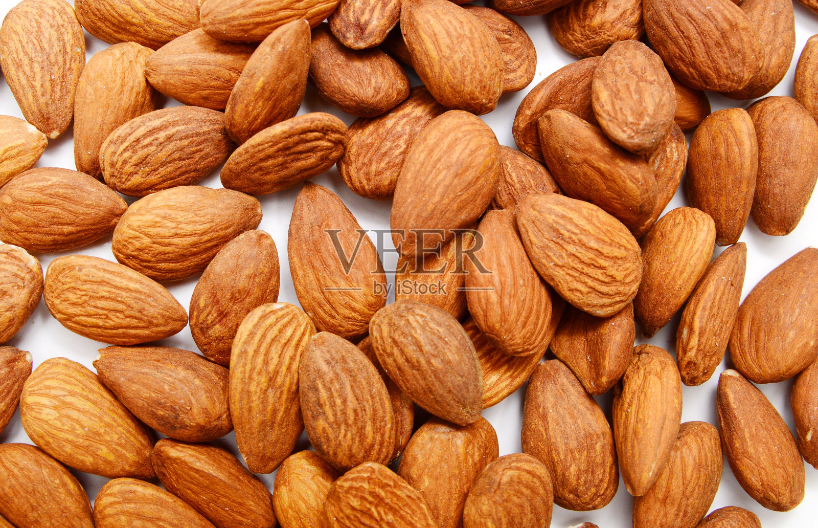 在白色背景上孤立的杏仁照片摄影图片