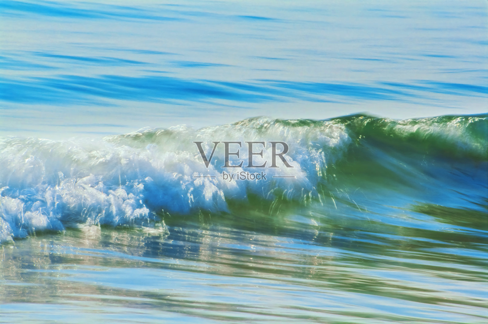 来袭波的特写，动作模糊照片摄影图片