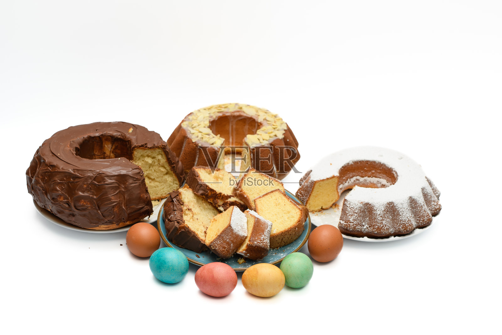 白色背景的复活节节日蛋糕，旁边是复活节彩蛋照片摄影图片