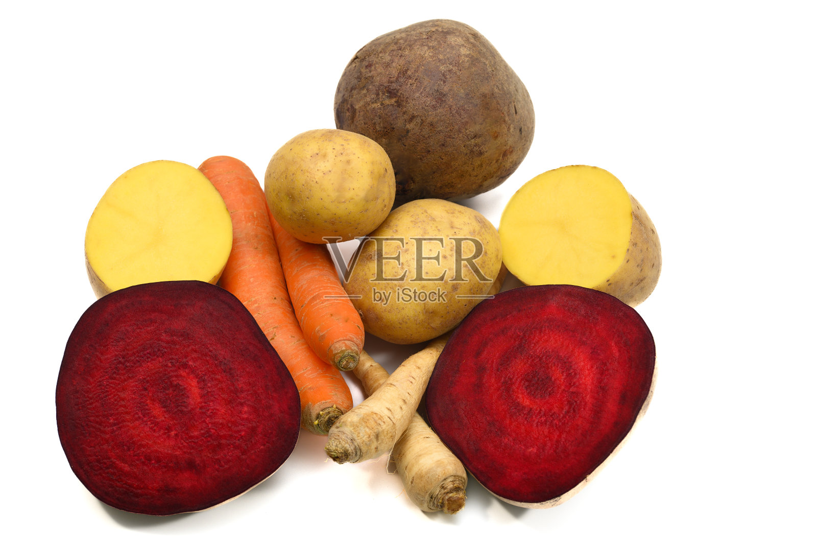 白色背景的根茎类蔬菜，甜菜根，胡萝卜和土豆照片摄影图片