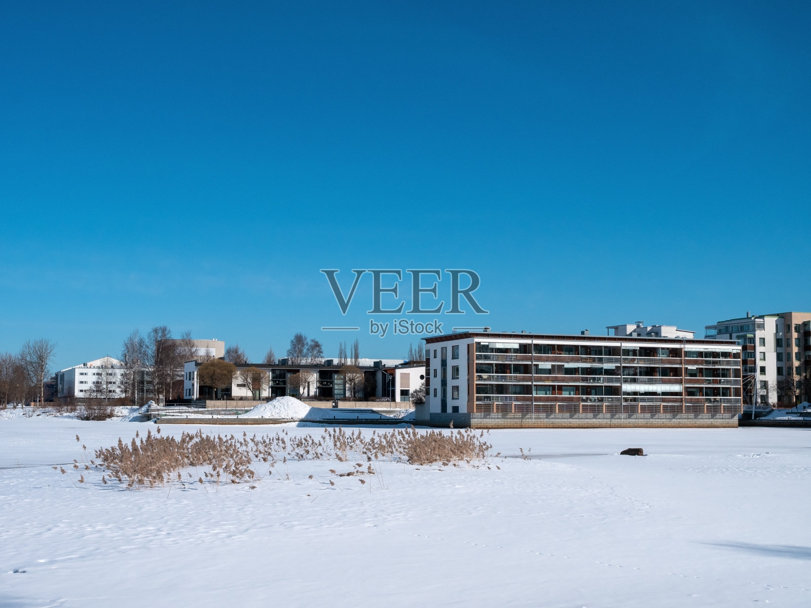 芬兰奥卢阳光明媚的早春景色照片摄影图片