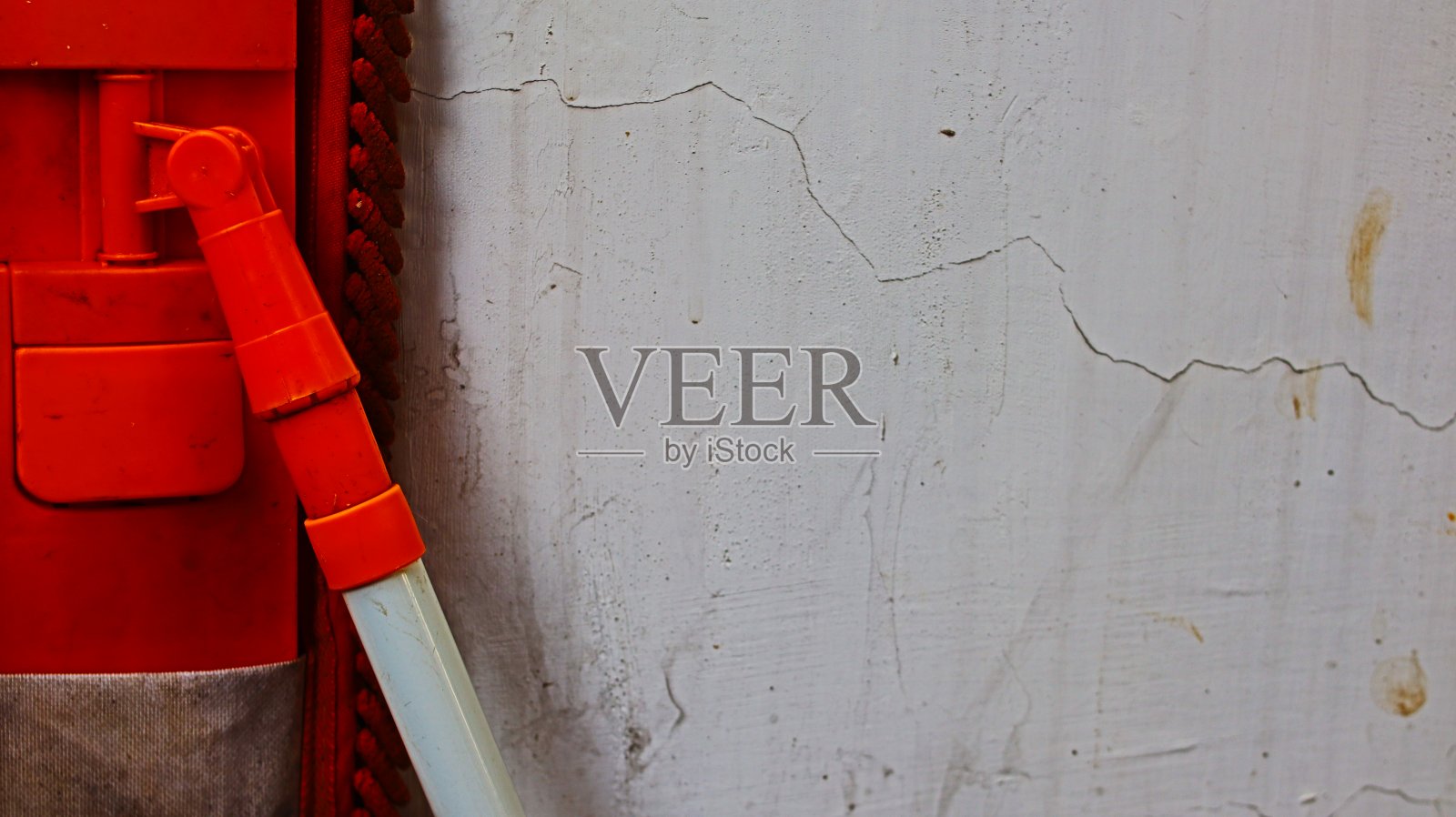 清洁家用地板的设备。照片摄影图片