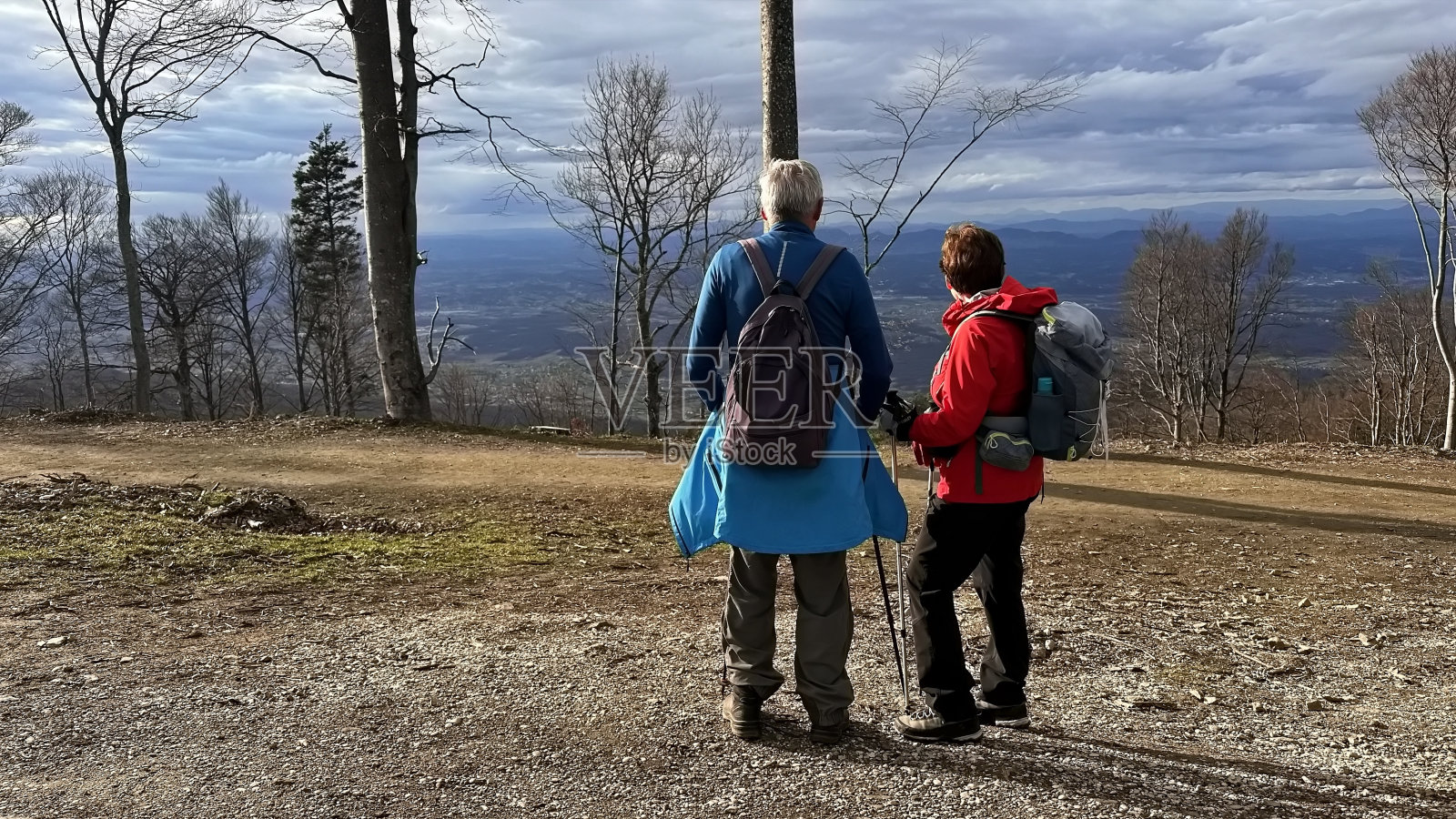 一对老年夫妇在森林里徒步旅行照片摄影图片