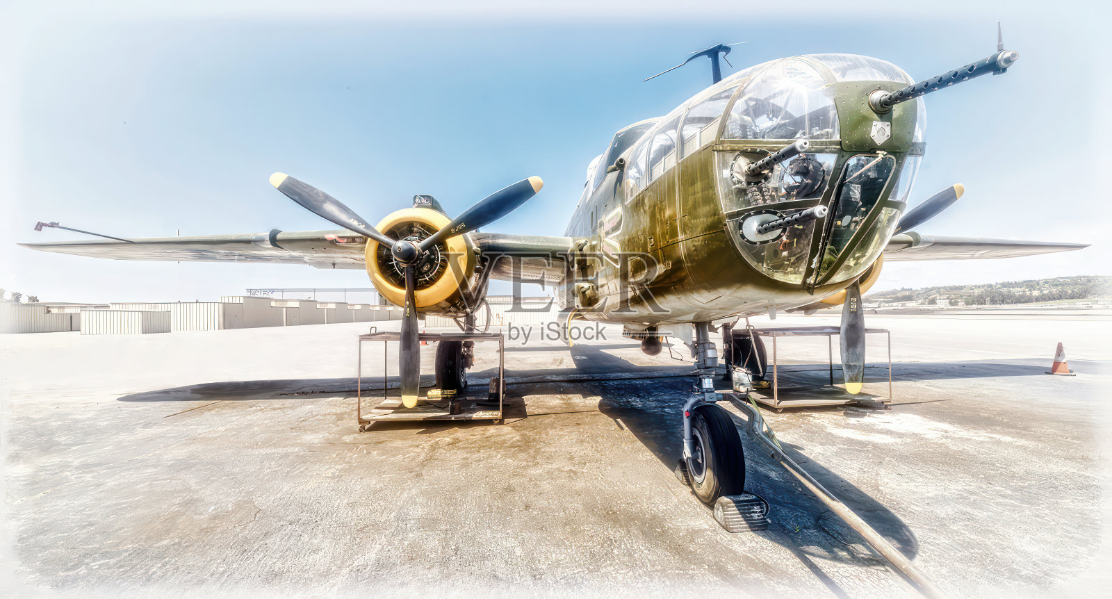 一架B-25米切尔飞机停在机场停机坪上照片摄影图片