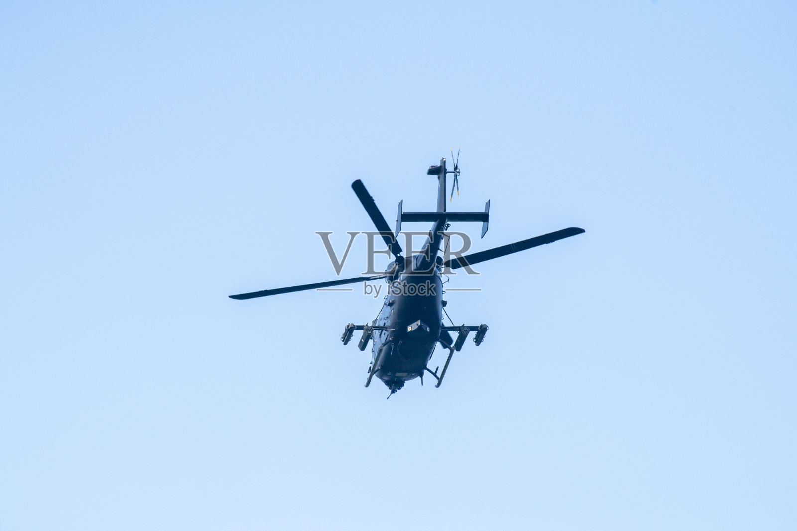 直升机飞走了照片摄影图片