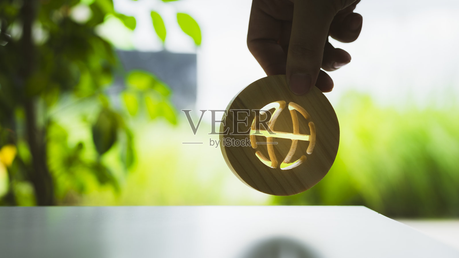 木制地球仪图标。关于自然、保护和爱护世界的概念。照片摄影图片