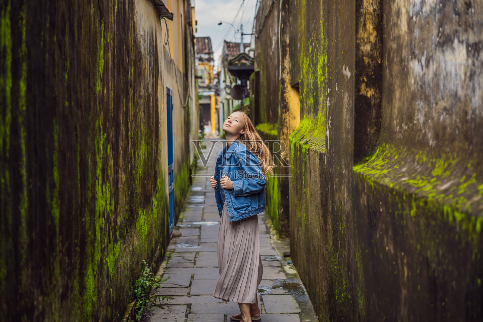 越南会安古镇的女游客。在隔离了冠状病毒COVID - 19后，越南再次向游客开放照片摄影图片