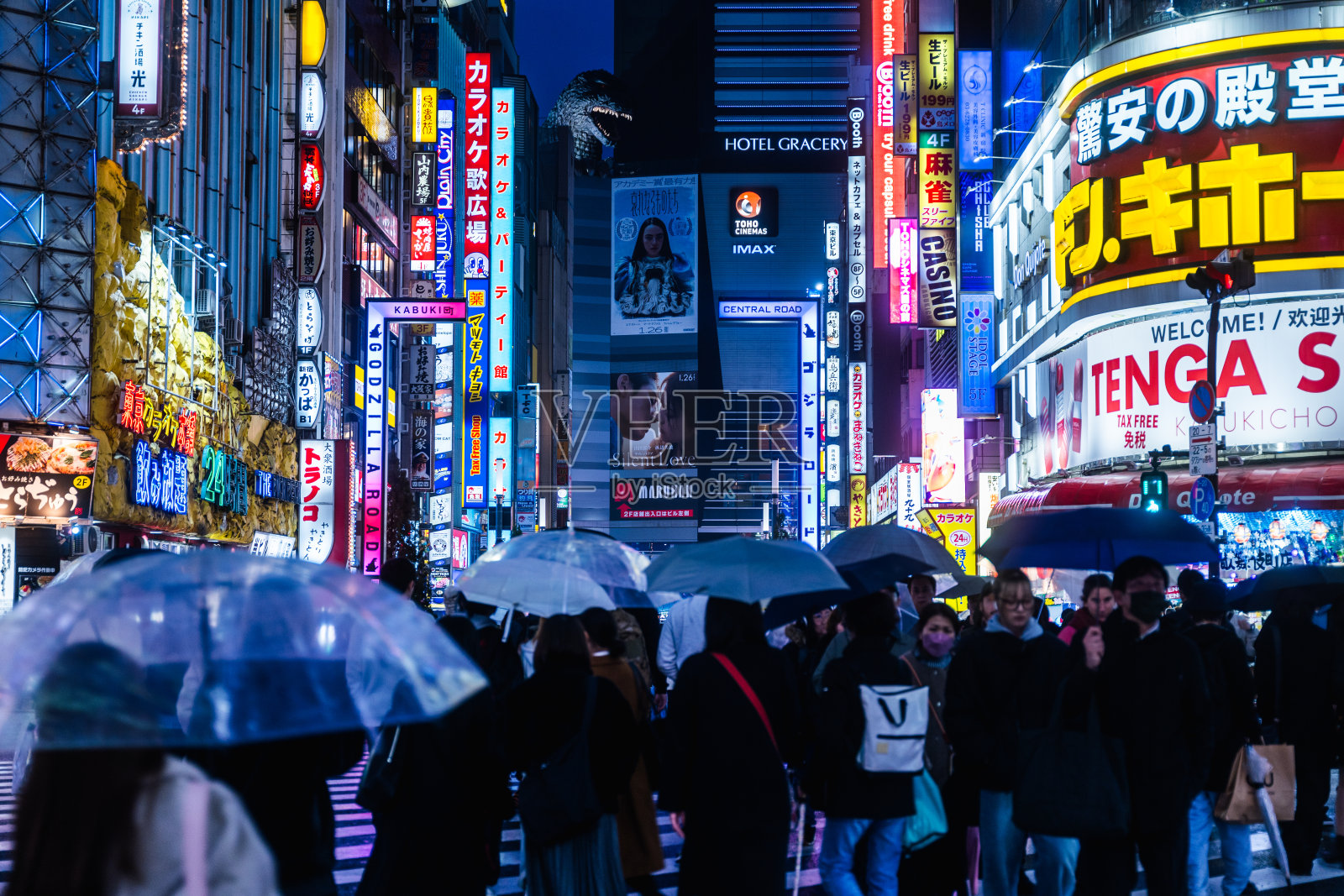 东京，日本——东京中心的新宿地区在高峰时段灯火通明。照片摄影图片