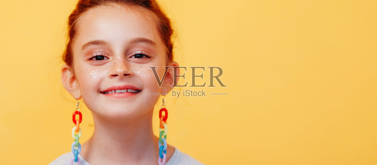 儿童时尚魅力儿童小女孩耳环照片摄影图片