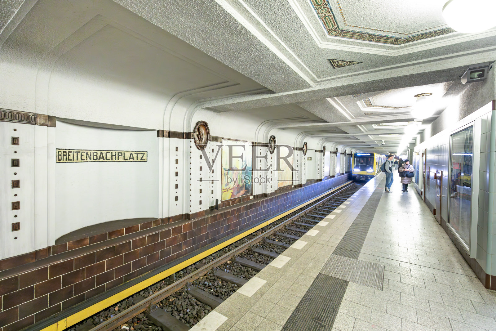 在德国柏林，Bretenbachplatz地铁站和进站的列车照片摄影图片