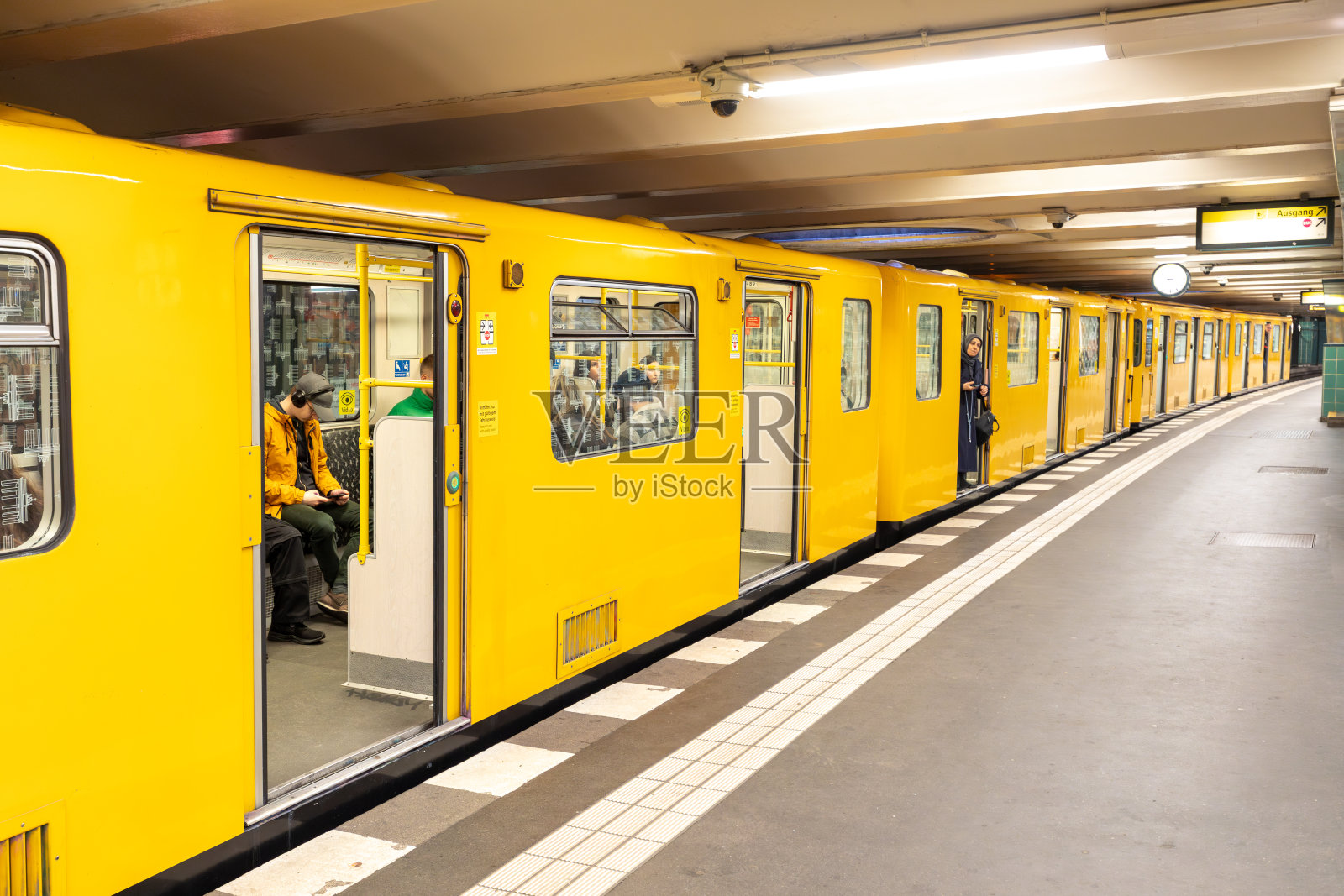 德国柏林的地铁站里有火车和敞开的门。照片摄影图片