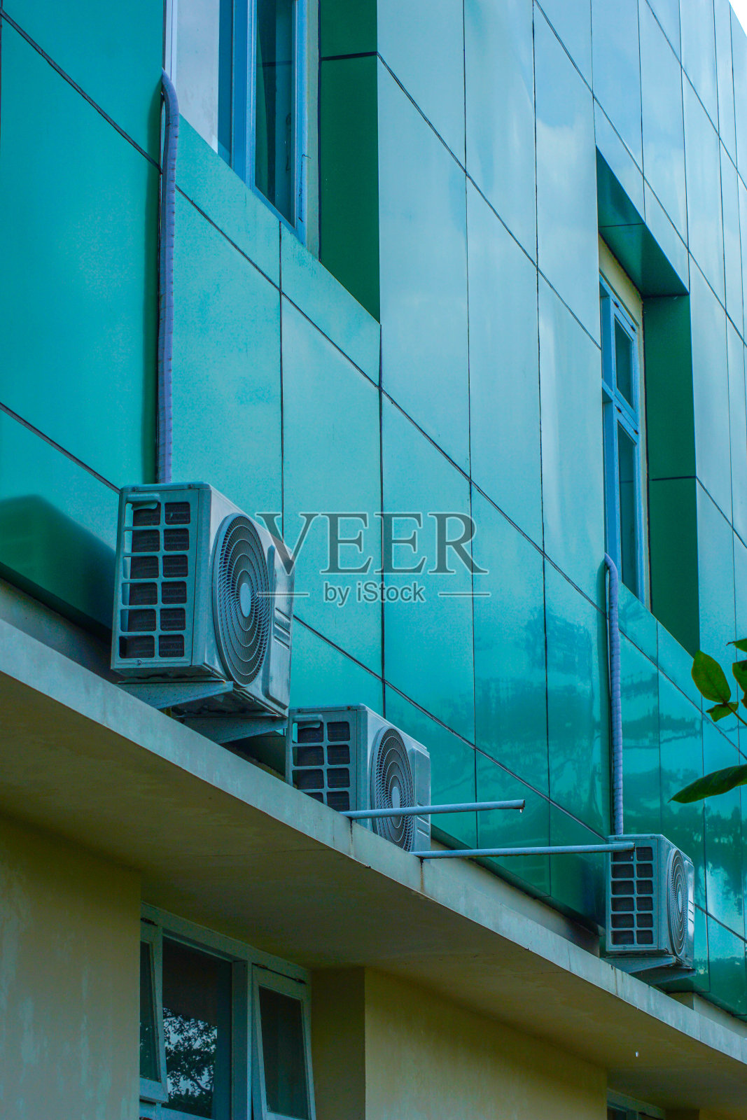 使用空调的现代建筑的外观照片摄影图片