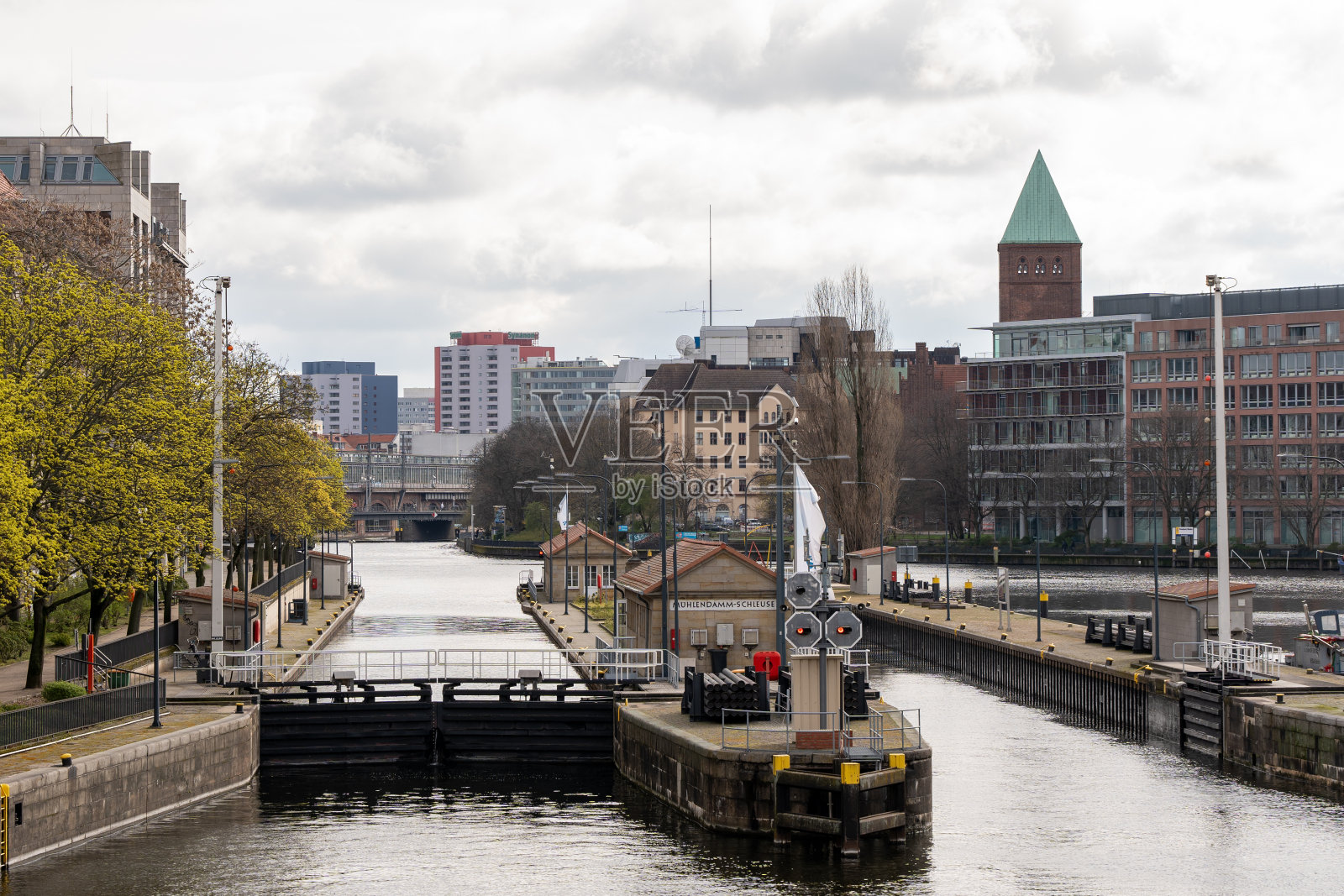 这条河沿着欧洲城市柏林的古老房屋流过。照片摄影图片
