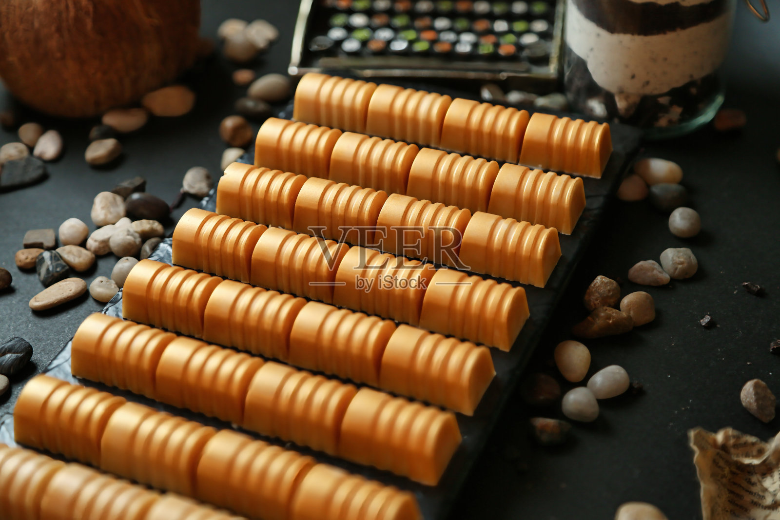 桌上摆满了丰盛的食物照片摄影图片