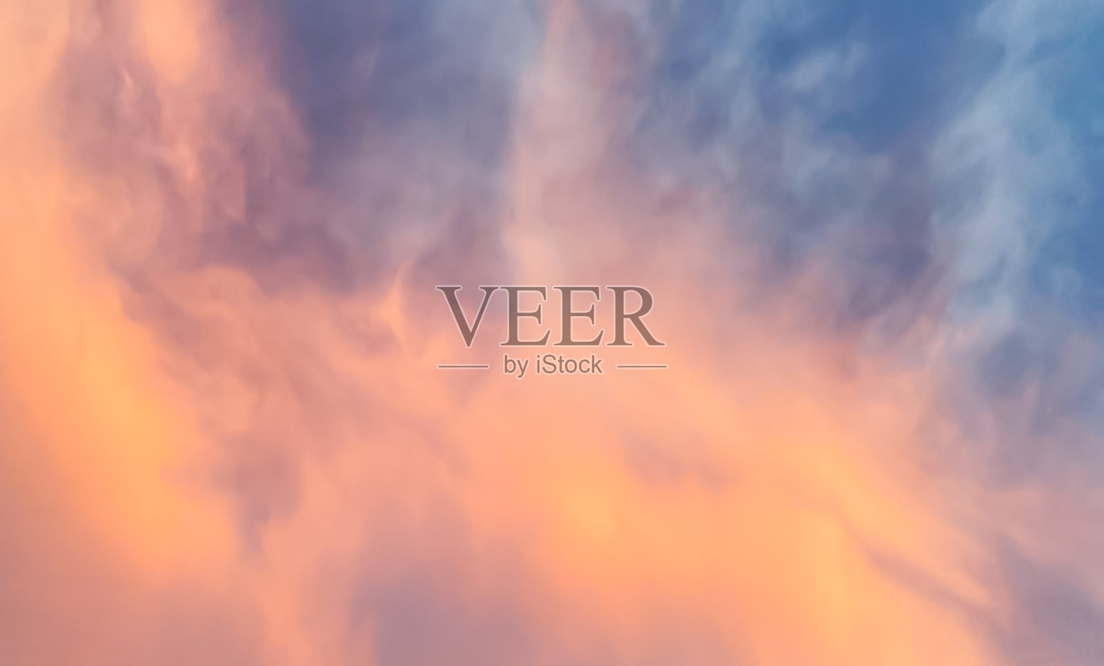 傍晚的晚霞和天空，柔和的色彩是美丽的。在一个晴朗的日子照片摄影图片