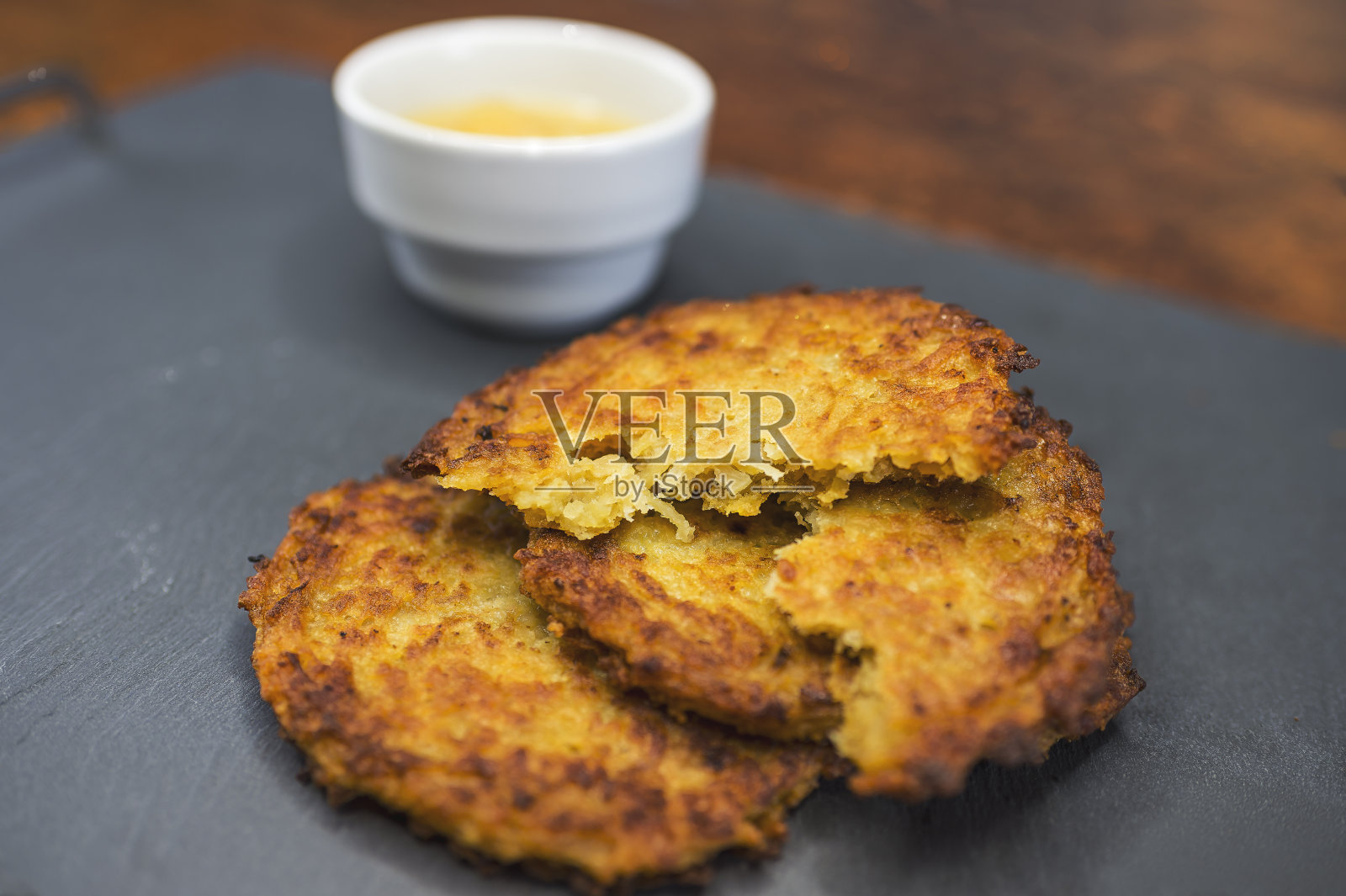 马铃薯薄饼配上苹果酱，放在石板上照片摄影图片