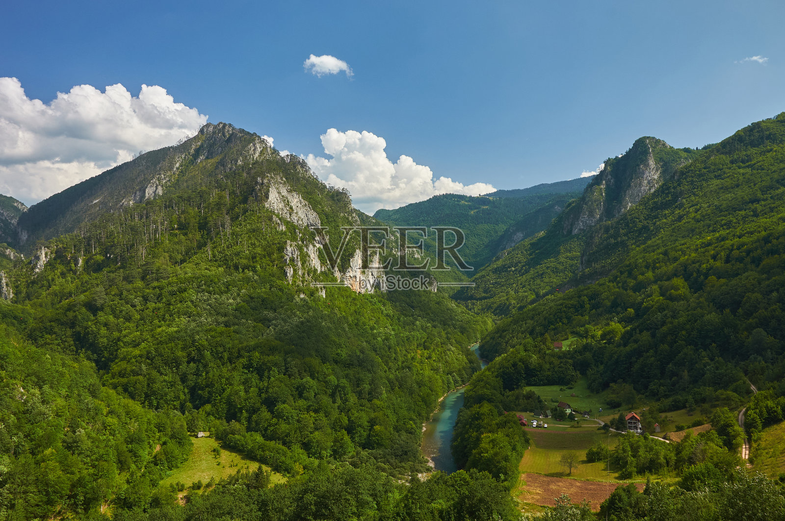 黑山或者黑山。照片摄影图片