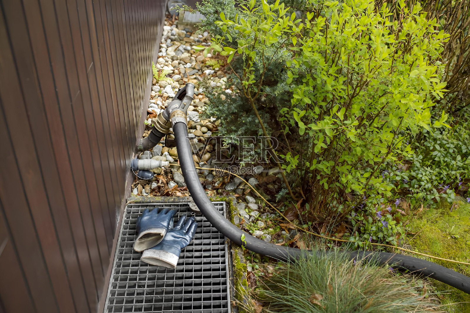 原装软管和电缆上填料支撑，采暖油输送至屋内照片摄影图片