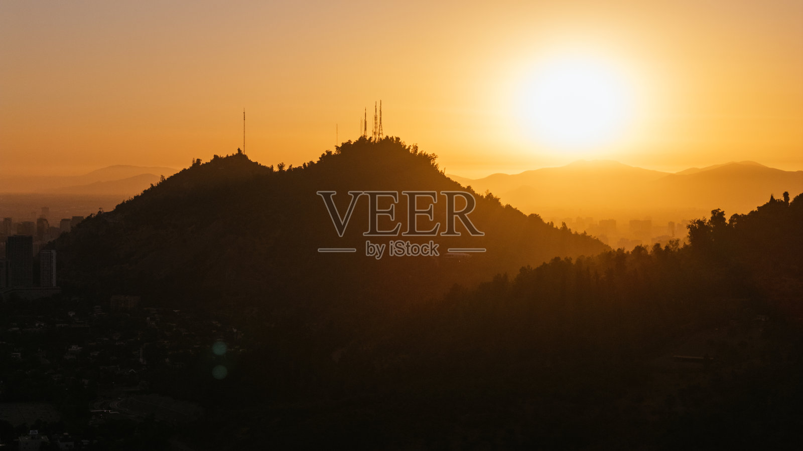 从空中俯瞰智利圣地亚哥起伏的山丘上的日落照片摄影图片