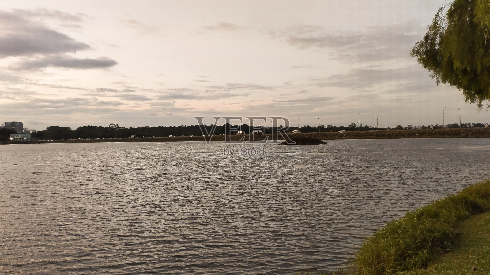 在一个炎热的阳光明媚的下午，在海边照片摄影图片