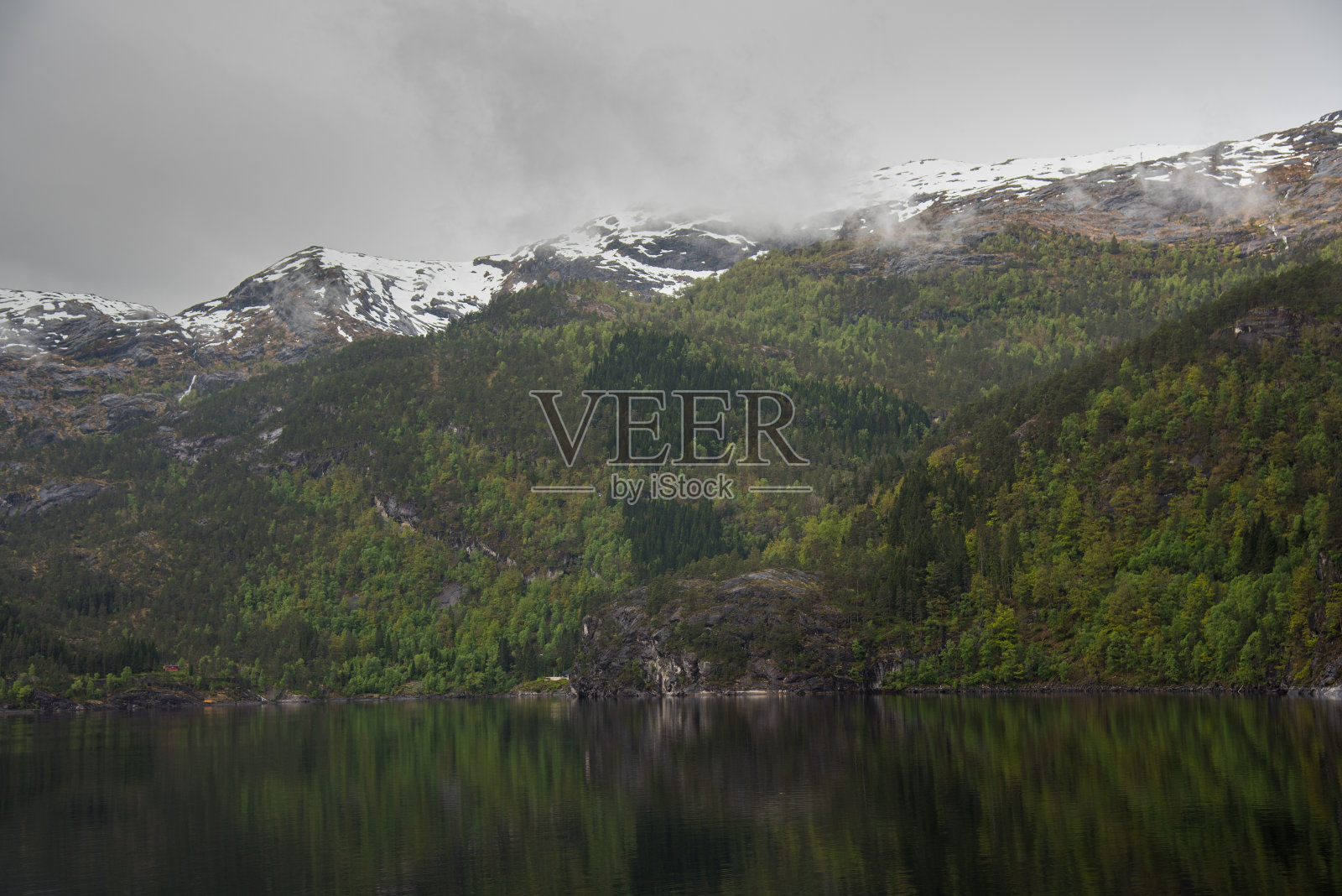 水边的山峰上有雪照片摄影图片