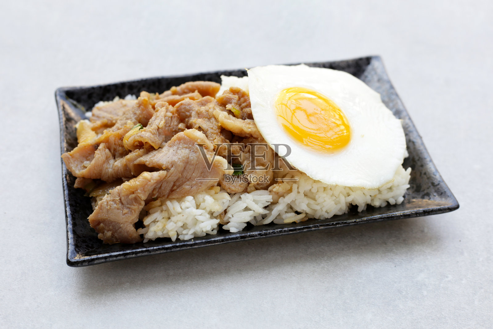 肉片饭炒酱油炒蛋照片摄影图片