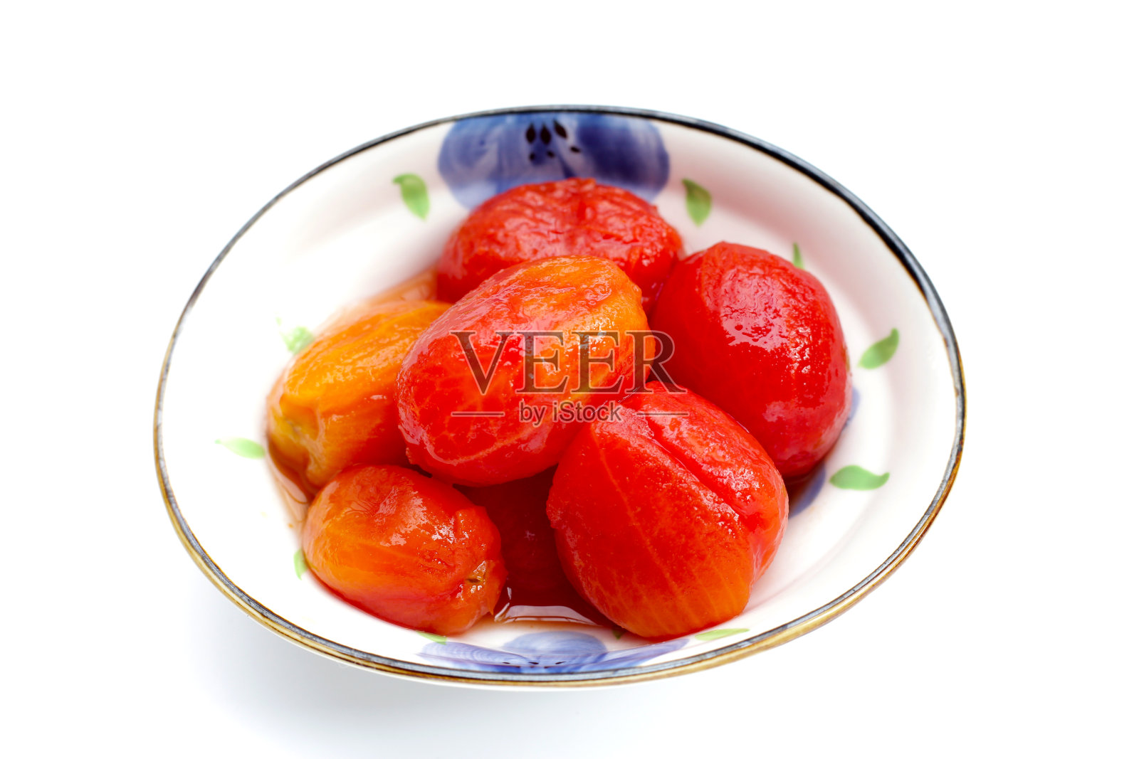 整个去皮的西红柿泡在番茄汁里照片摄影图片