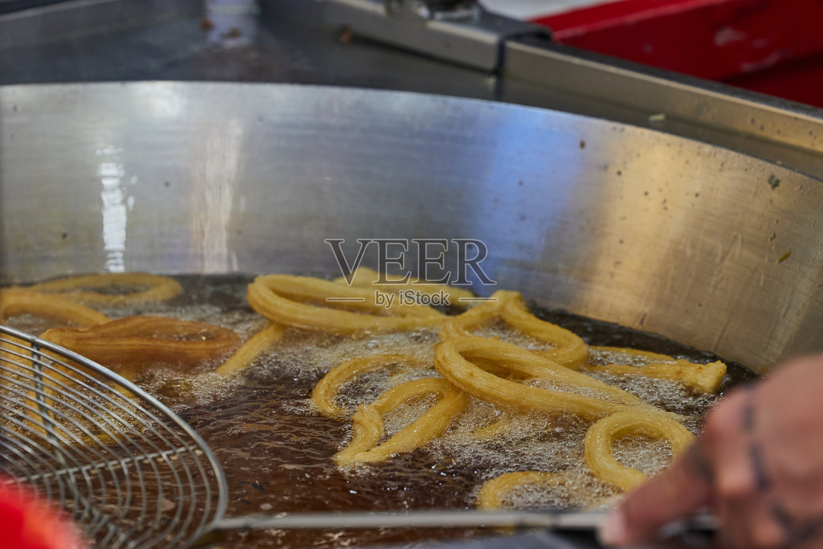 油煎油条的制备照片摄影图片