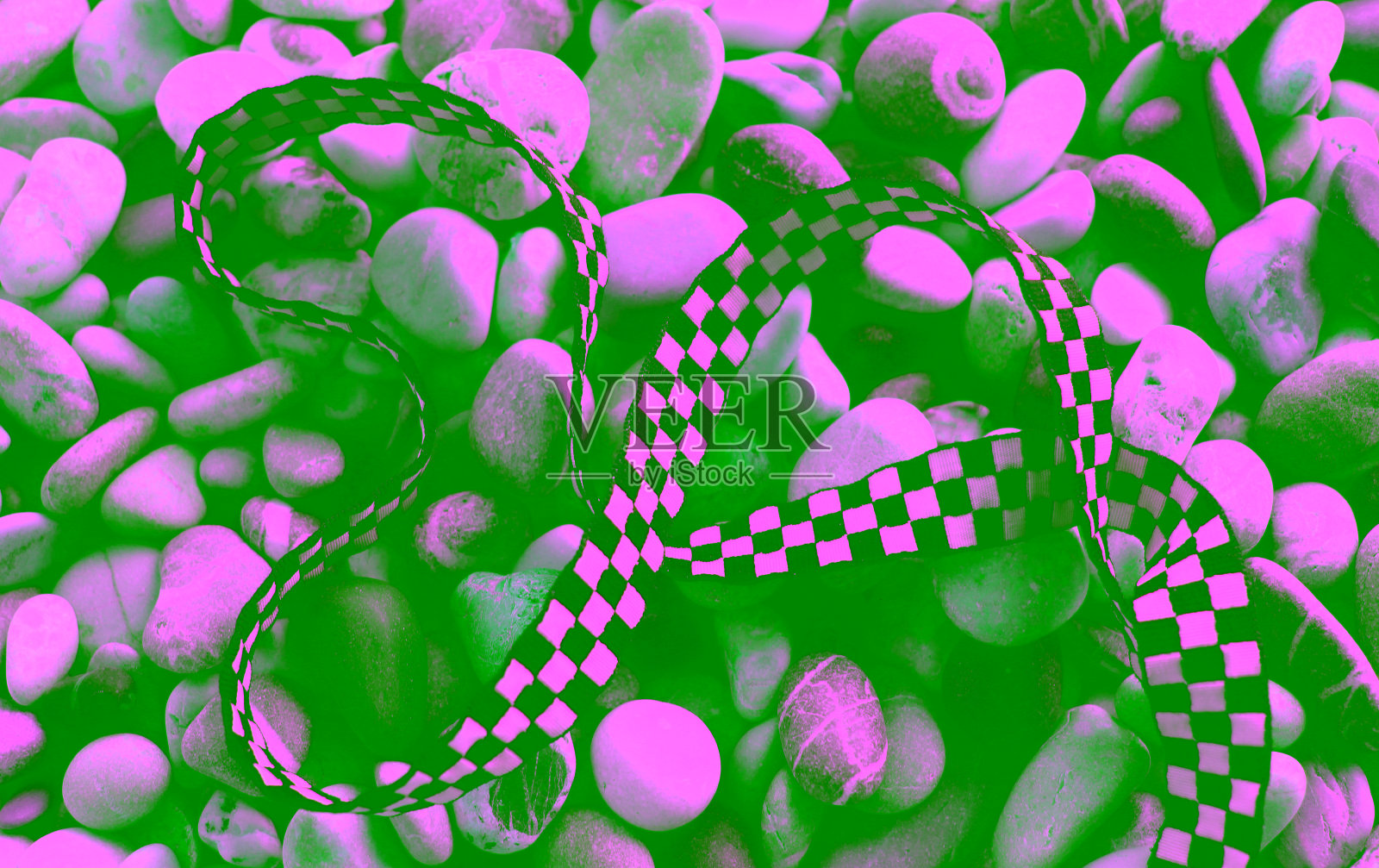 彩色石头上的弯曲丝带象征着赛道概念照片照片摄影图片