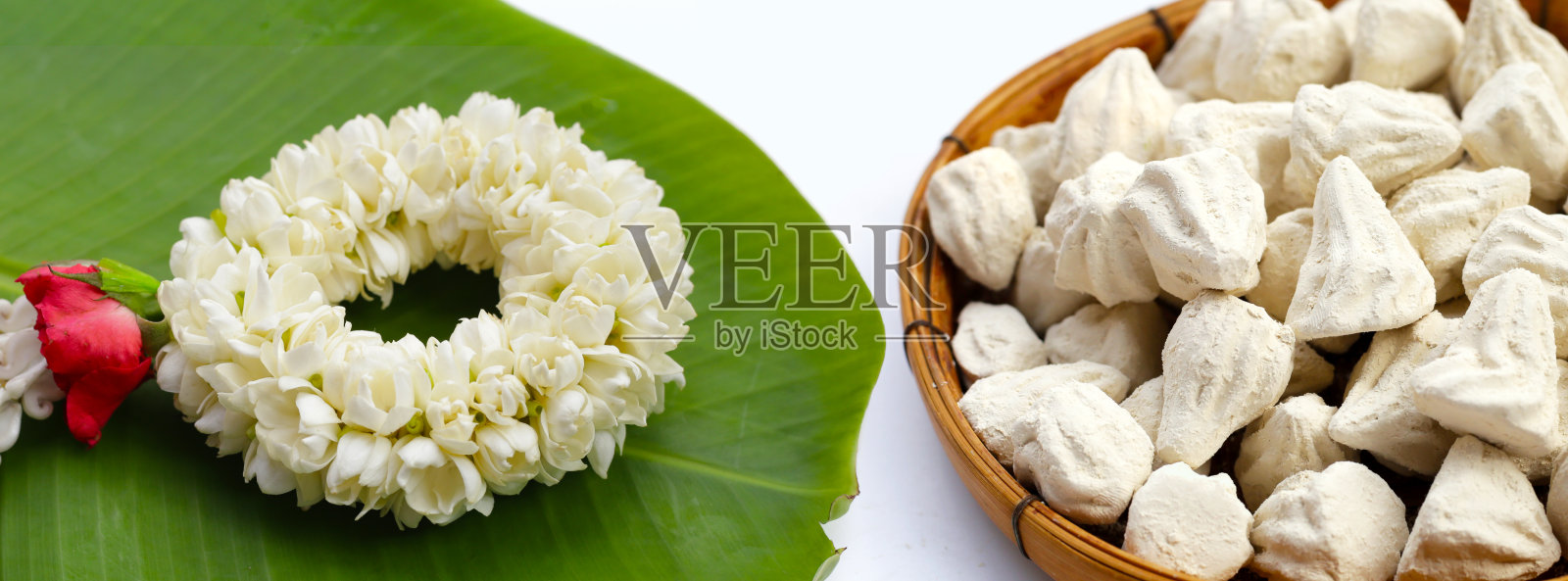 茉莉花花环用白色粘土填充物，软制粉笔。泰国的传统节日，宋干节照片摄影图片