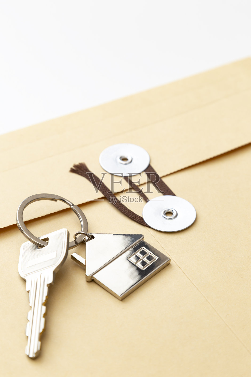 白色背景的线信封和房子钥匙照片摄影图片