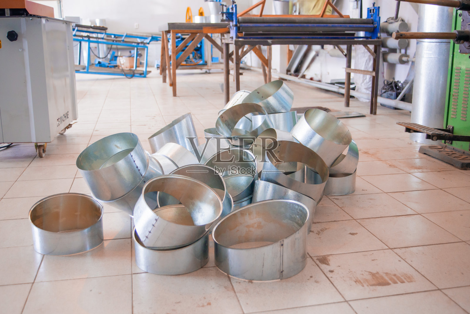 管道内部的视图，大的方形截面，模糊的前景和背景与散景效果照片摄影图片