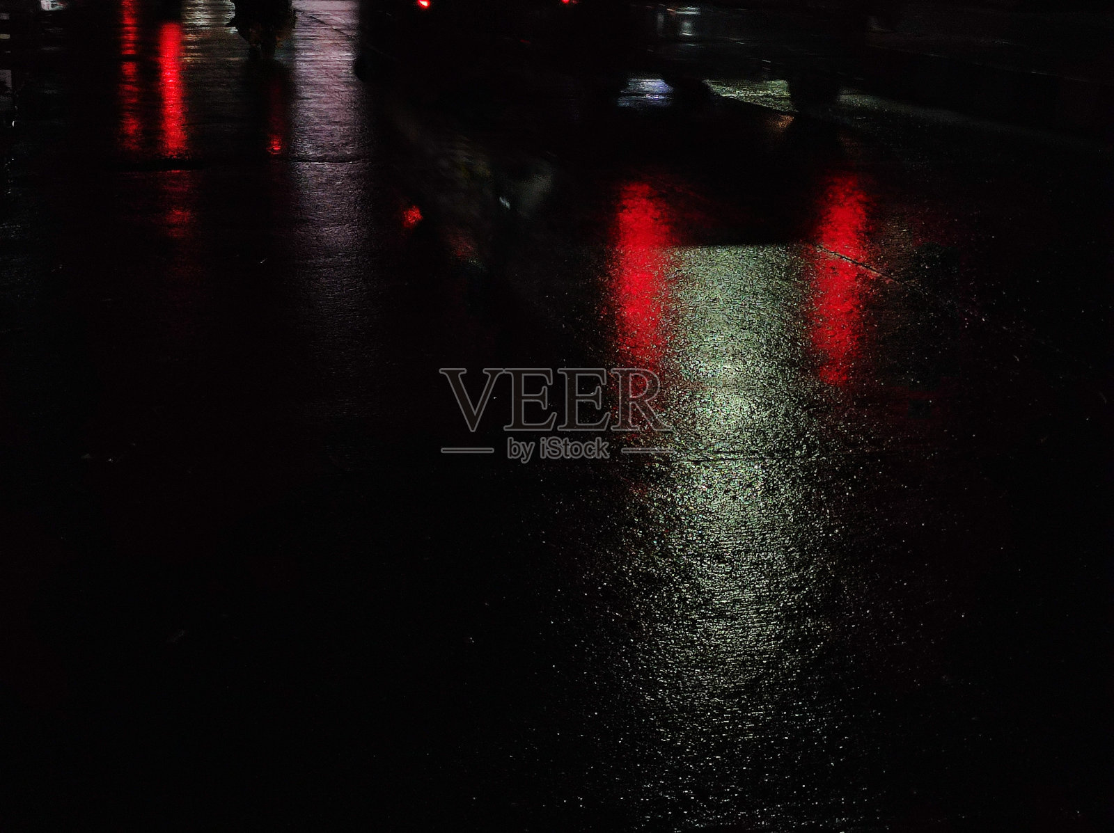 散焦光反射在潮湿的街道照片摄影图片