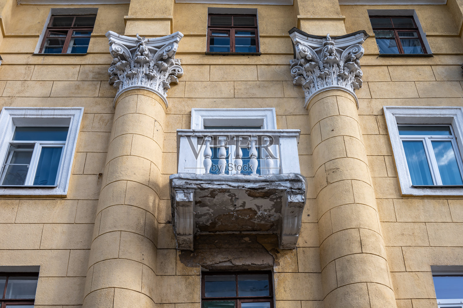 古城中一幢古老的多公寓建筑。外观。照片摄影图片