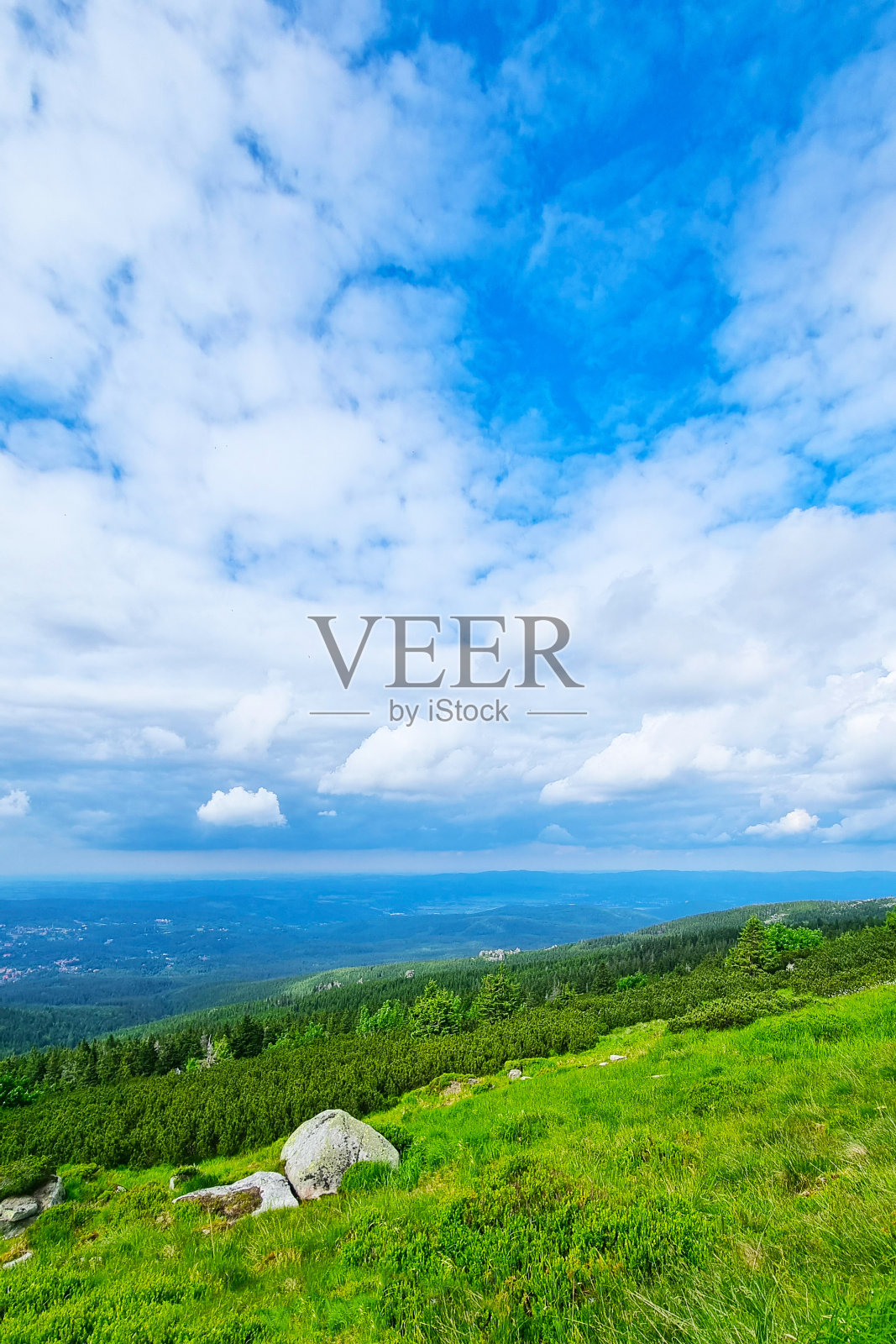 在阳光明媚的日子里，美丽的山景和天空。照片摄影图片