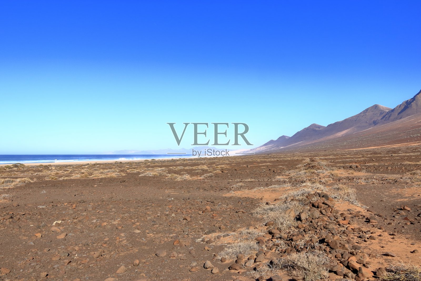 西班牙加那利群岛富埃特文图拉岛的科菲特海滩:在阳光明媚的日子里眺望大西洋照片摄影图片