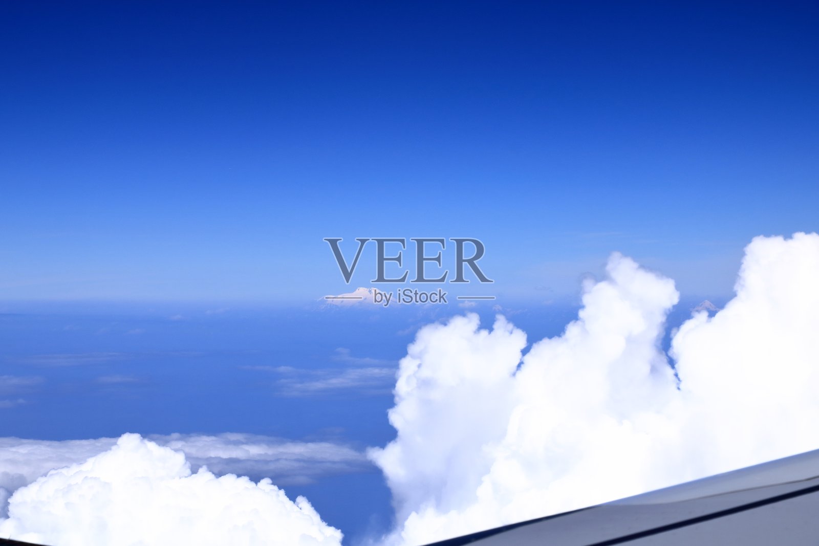 厄尔布鲁士山，高加索。飞机窗外的景色照片摄影图片