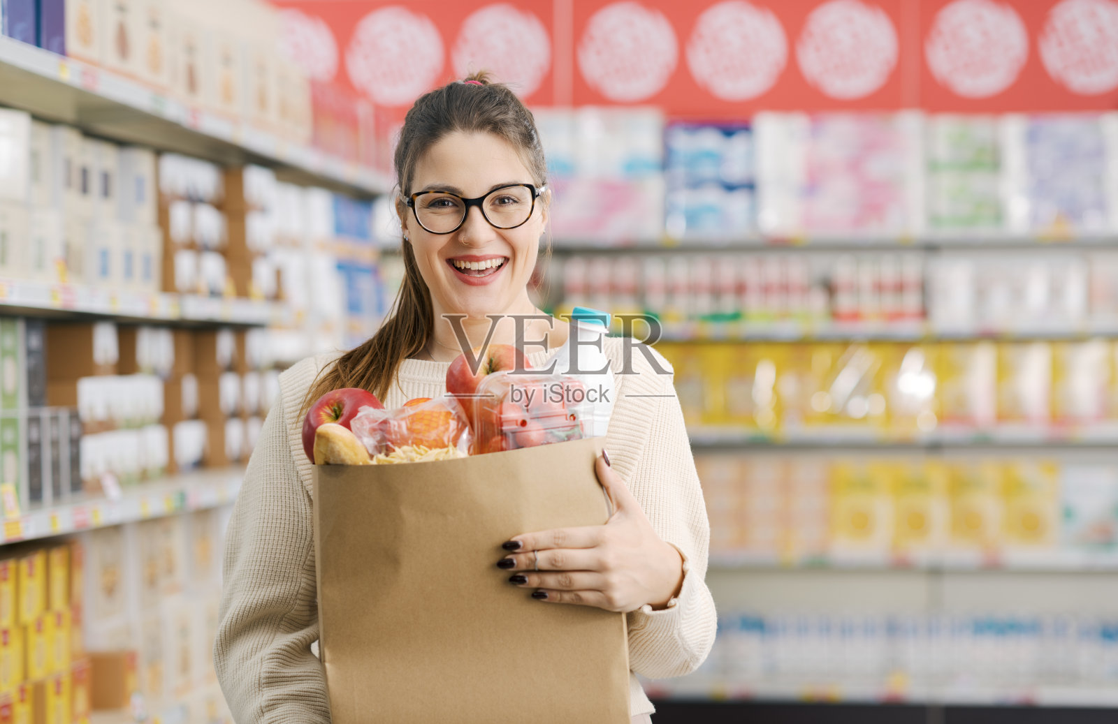 快乐的女人拎着一袋新鲜食品照片摄影图片