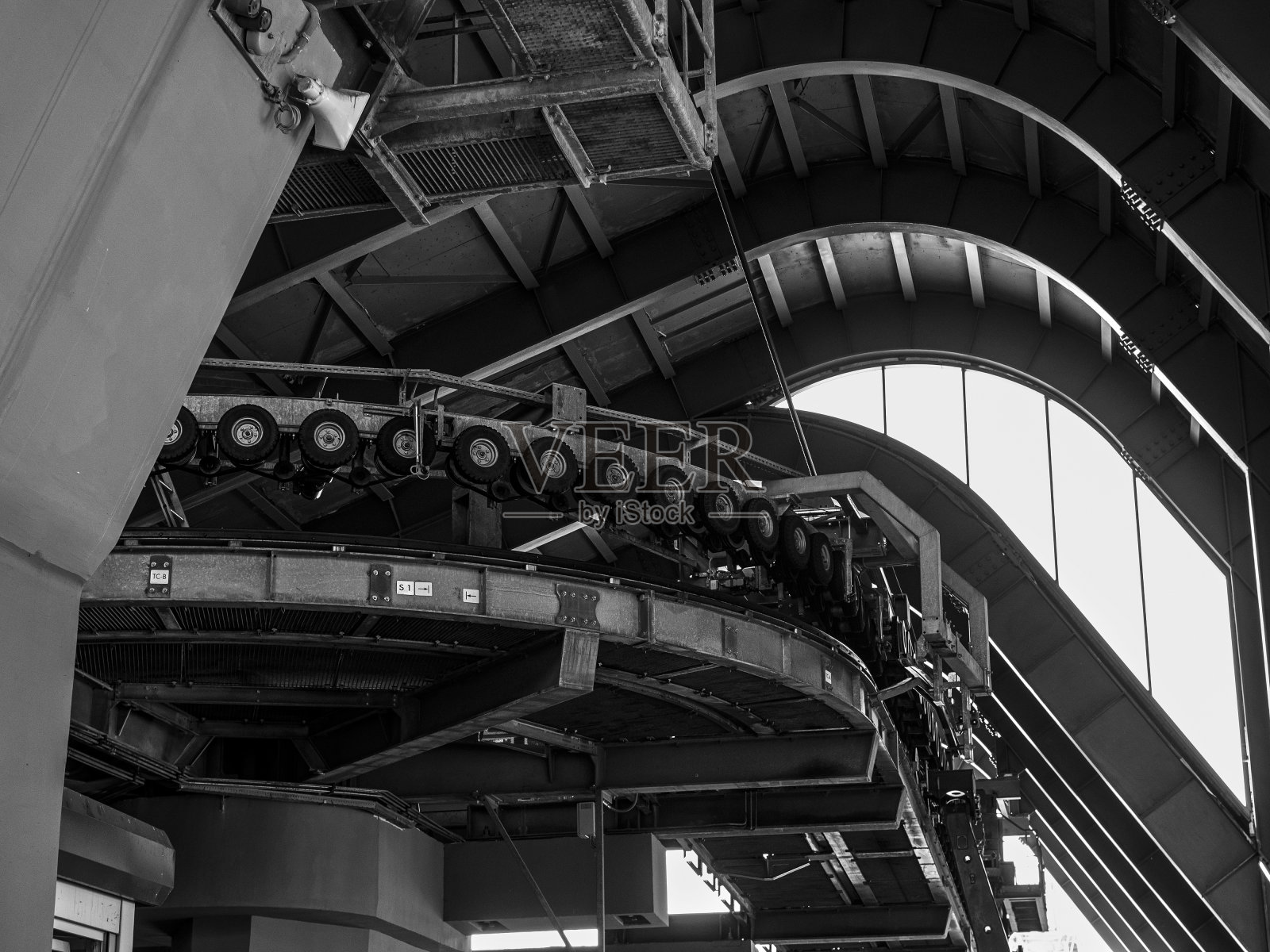 车轮压下悬挂系统的驾驶室在缆车站-黑白照片照片摄影图片