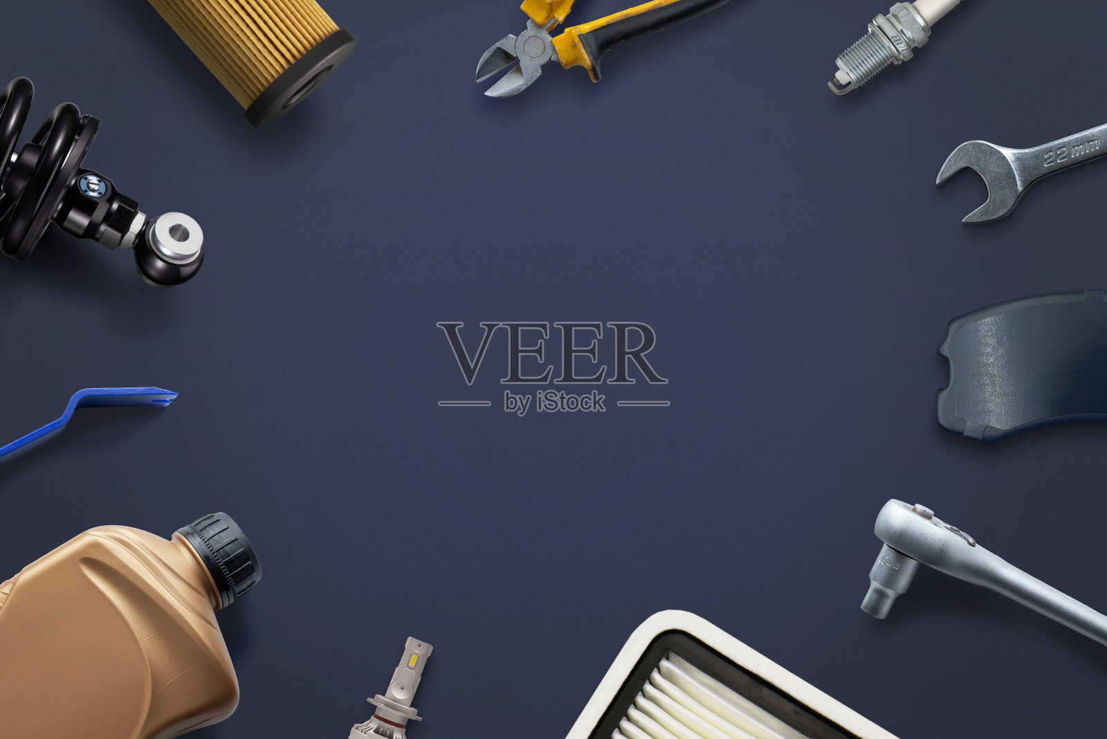 汽车零件和工具整齐地排列在一个干净的表面上，中间有复制空间。汽车维修和服务理念照片摄影图片