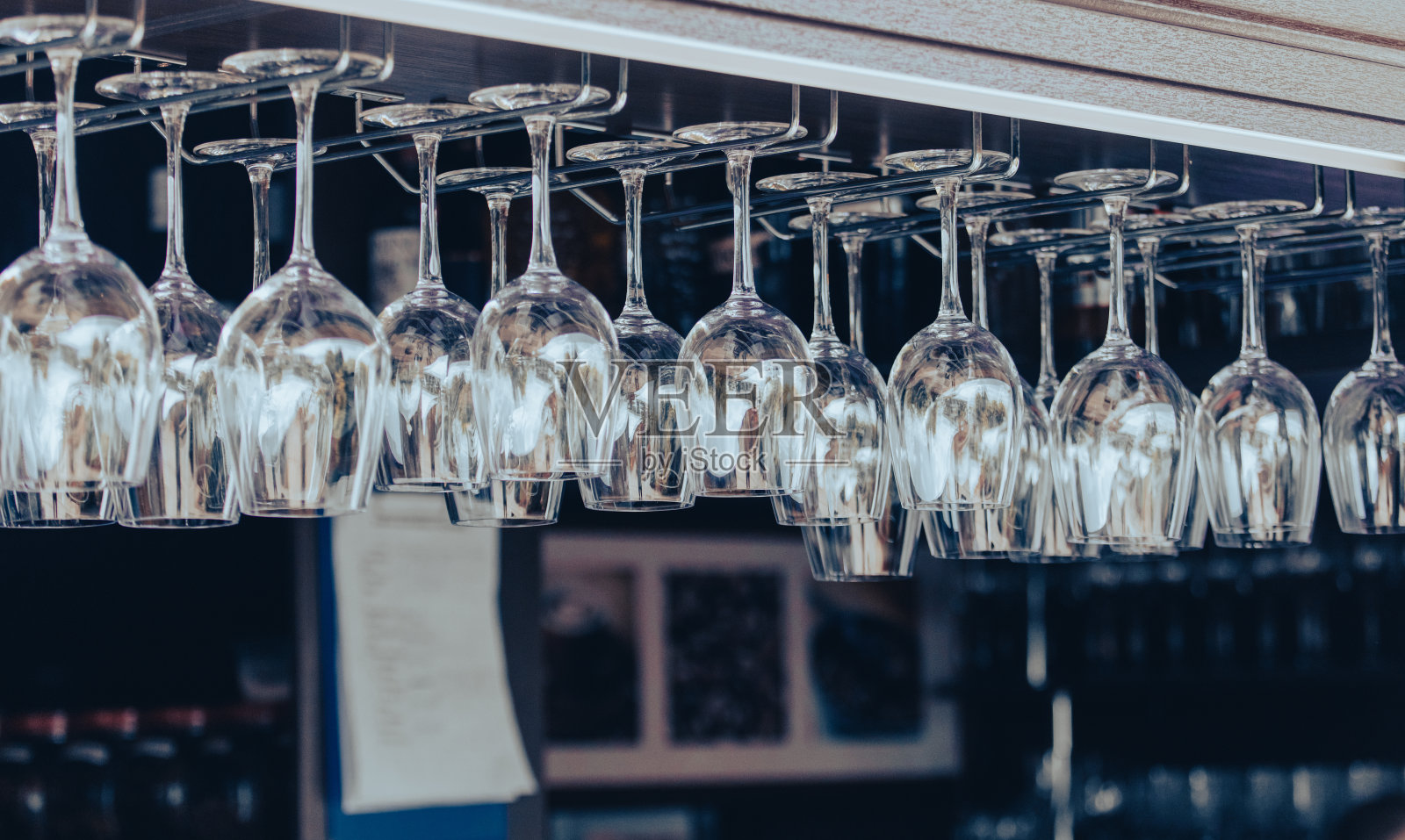 干净的杯子挂在吧台上方照片摄影图片