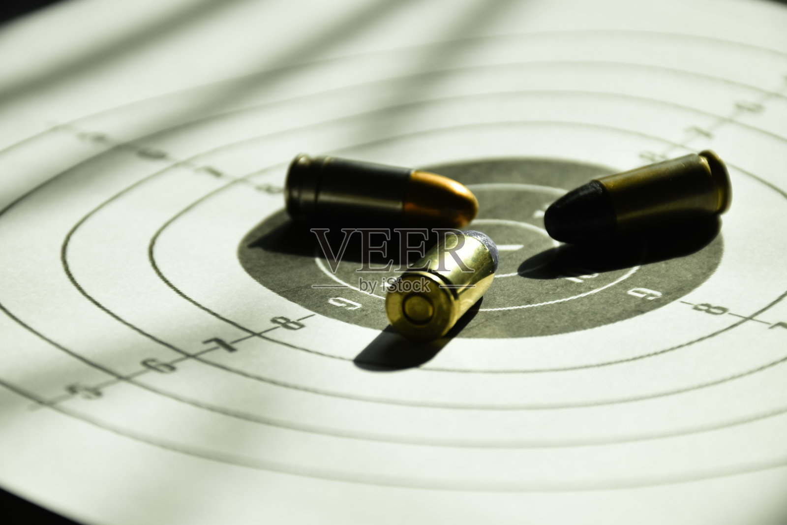 9毫米手枪和子弹照片摄影图片