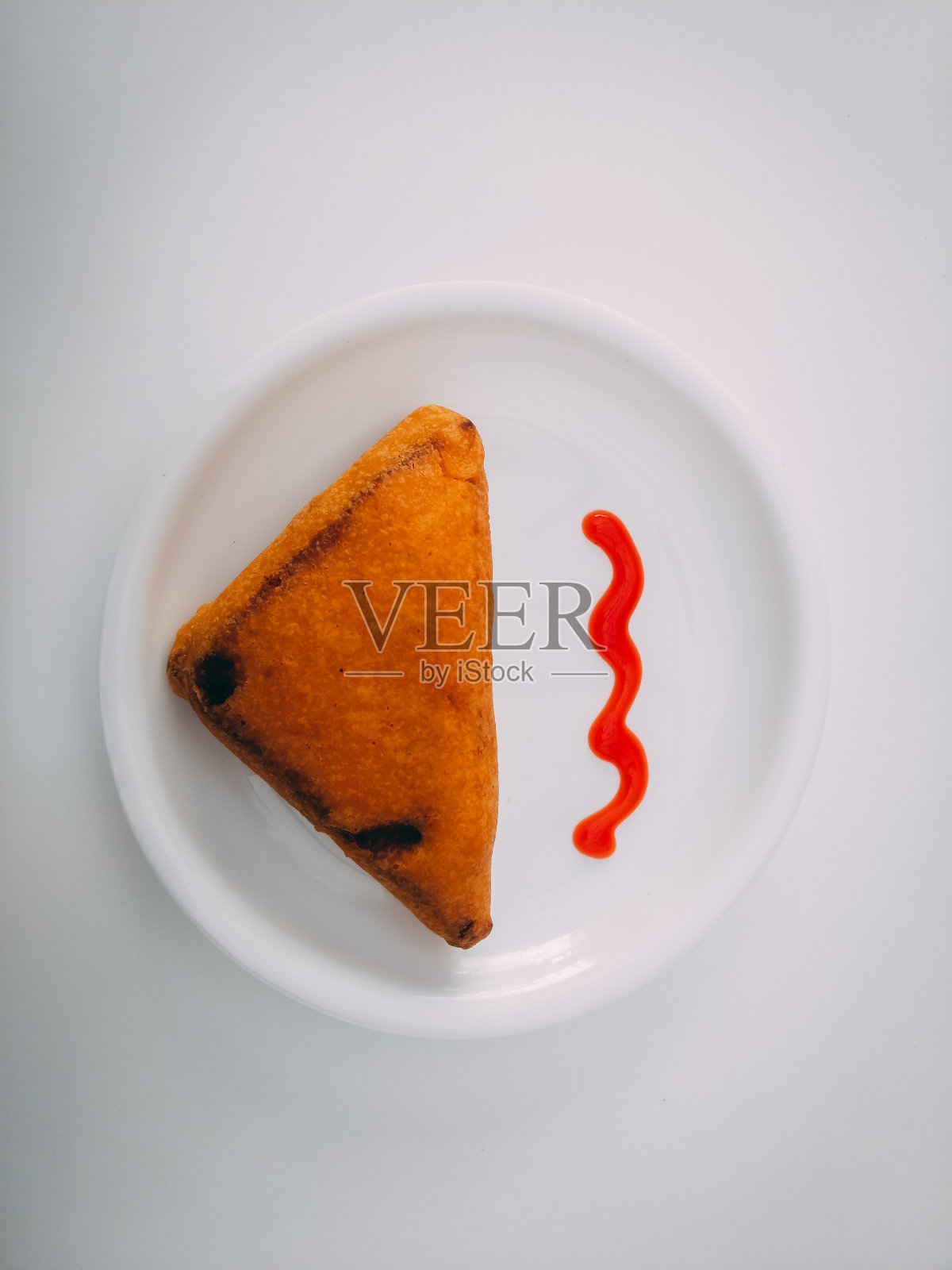 垂直俯视图的盘子与面包Pakoda和番茄酱照片摄影图片