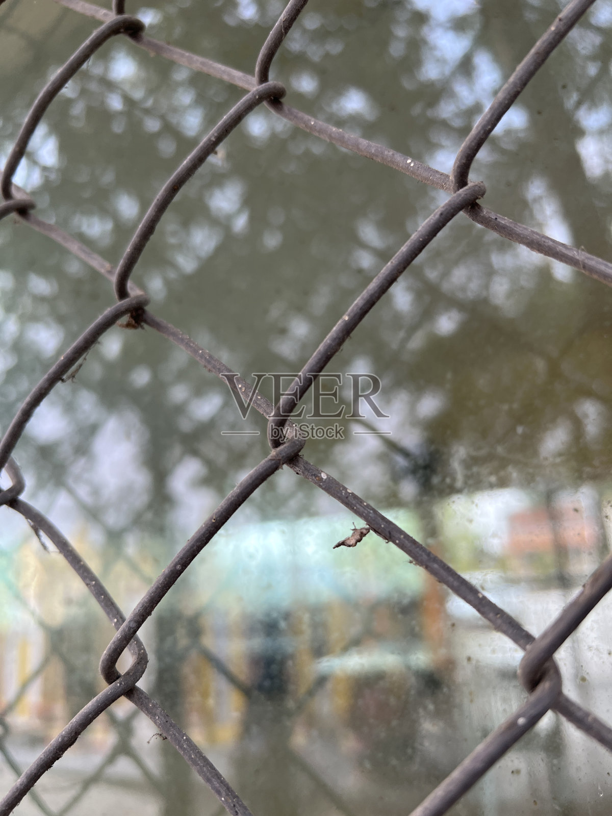 带玻璃的铁网照片摄影图片