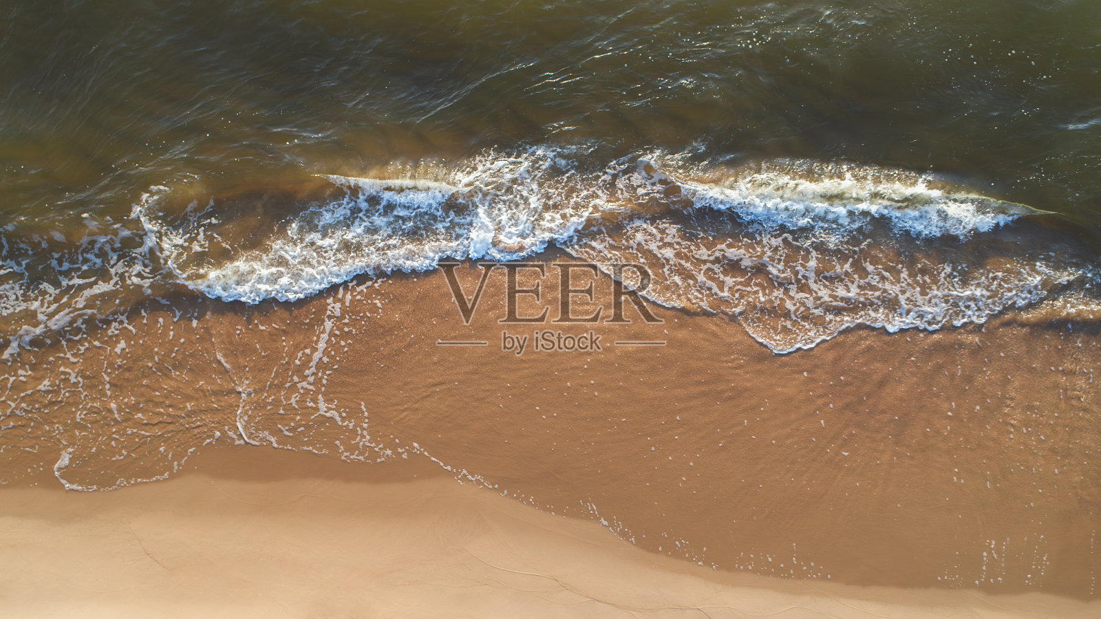 海滩上的海浪作为背景。美丽自然的暑假假期背景。空中俯瞰的海滩和大海与蓝色的海浪照片摄影图片