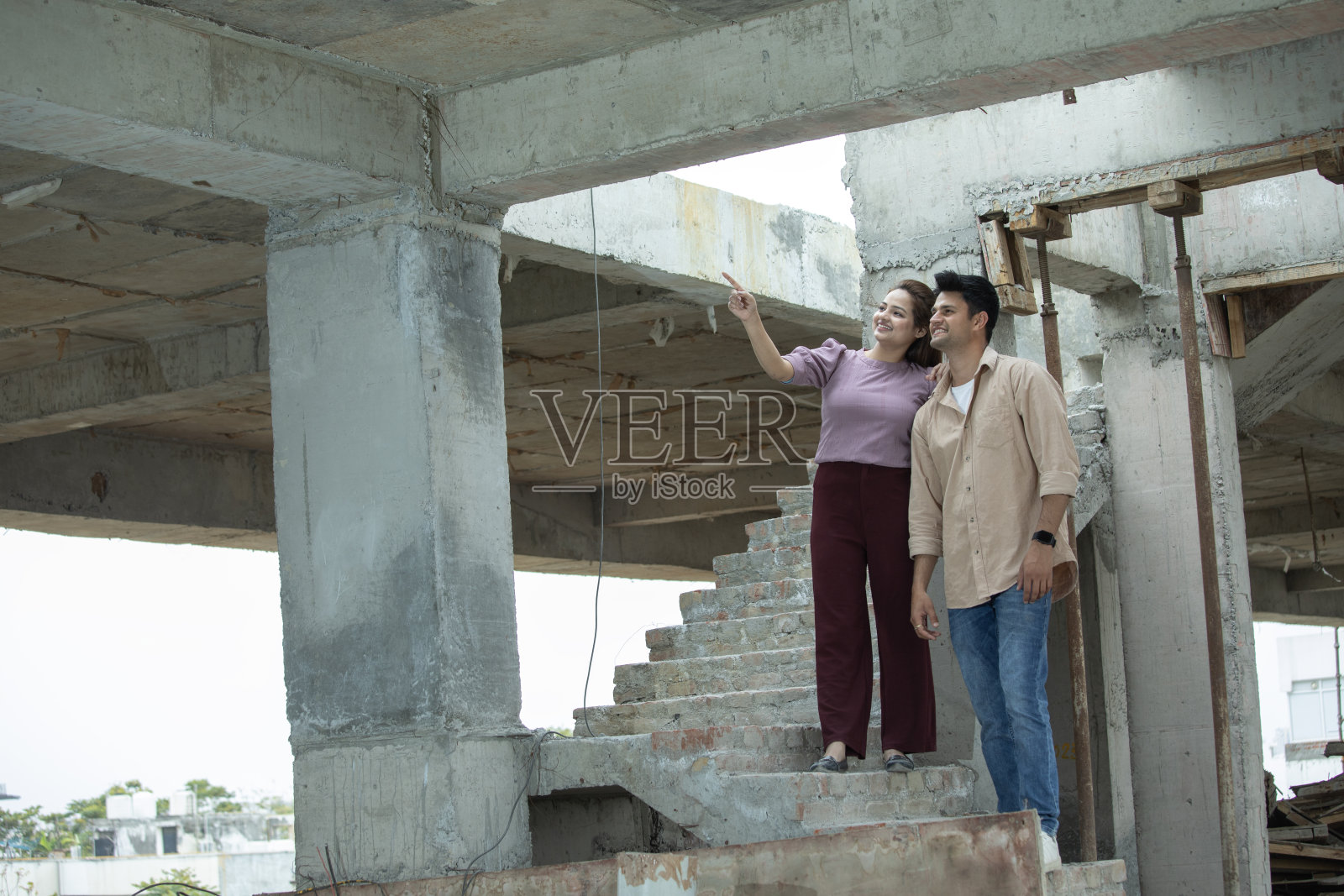 幸福的夫妇在新房子的现场讨论照片摄影图片