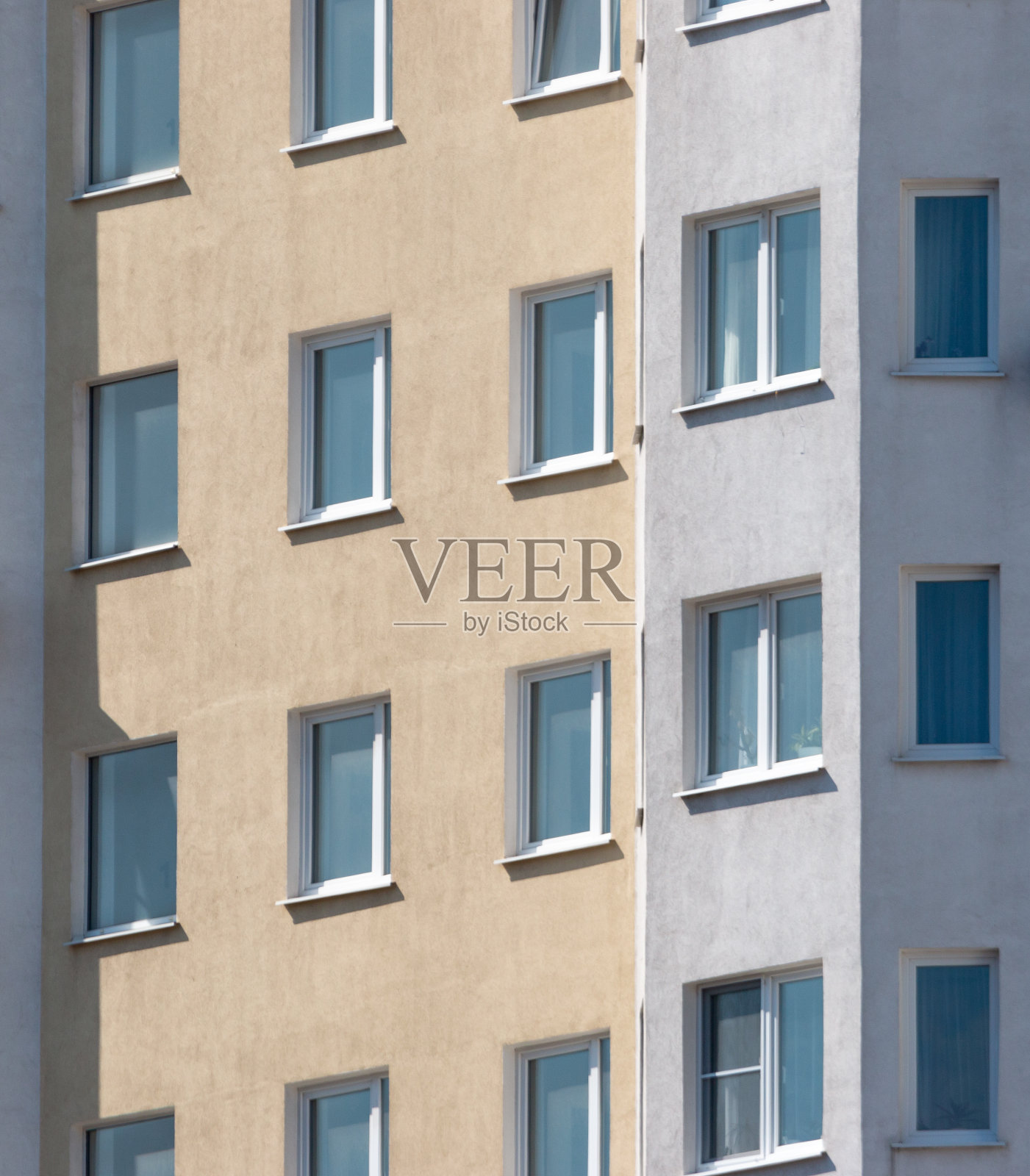 多层建筑的窗户和墙壁。背景照片摄影图片